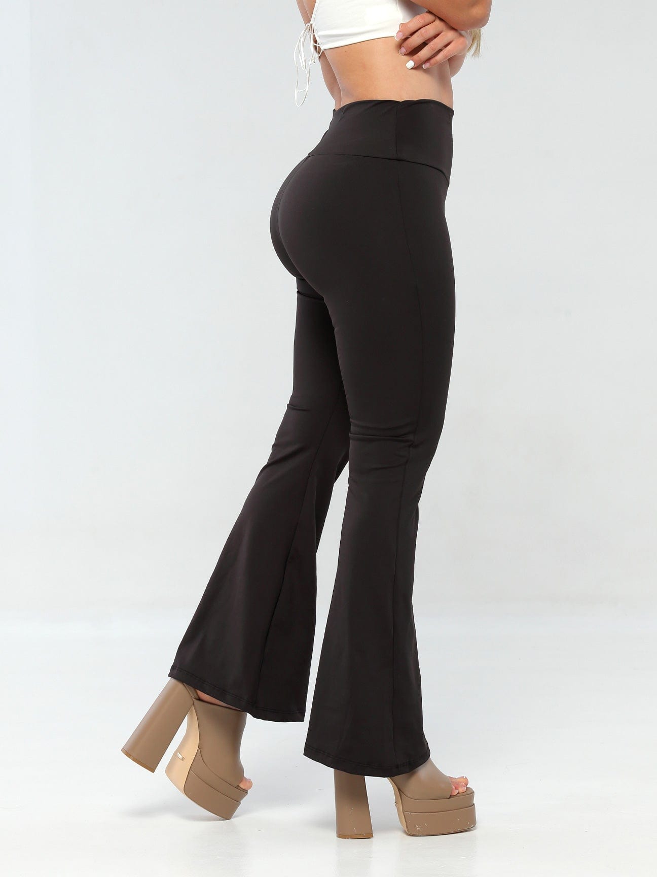 Leggings acampanados de levantamiento de glúteos empoderados con control de barriga 1288
