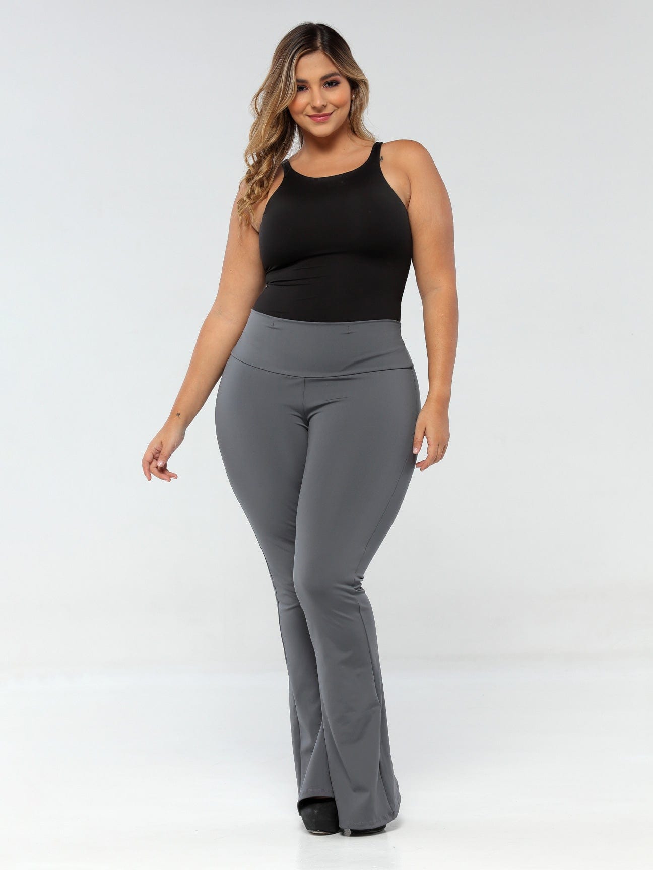 Leggings acampanados de levantamiento de glúteos empoderados con control de barriga 1288